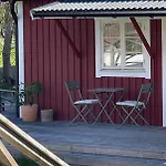 Mysig Stuga I Stavnaes By- Sommarhamn, Vaermdoe