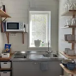 Mysig Stuga I Stavnaes By- Sommarhamn, Vaermdoe